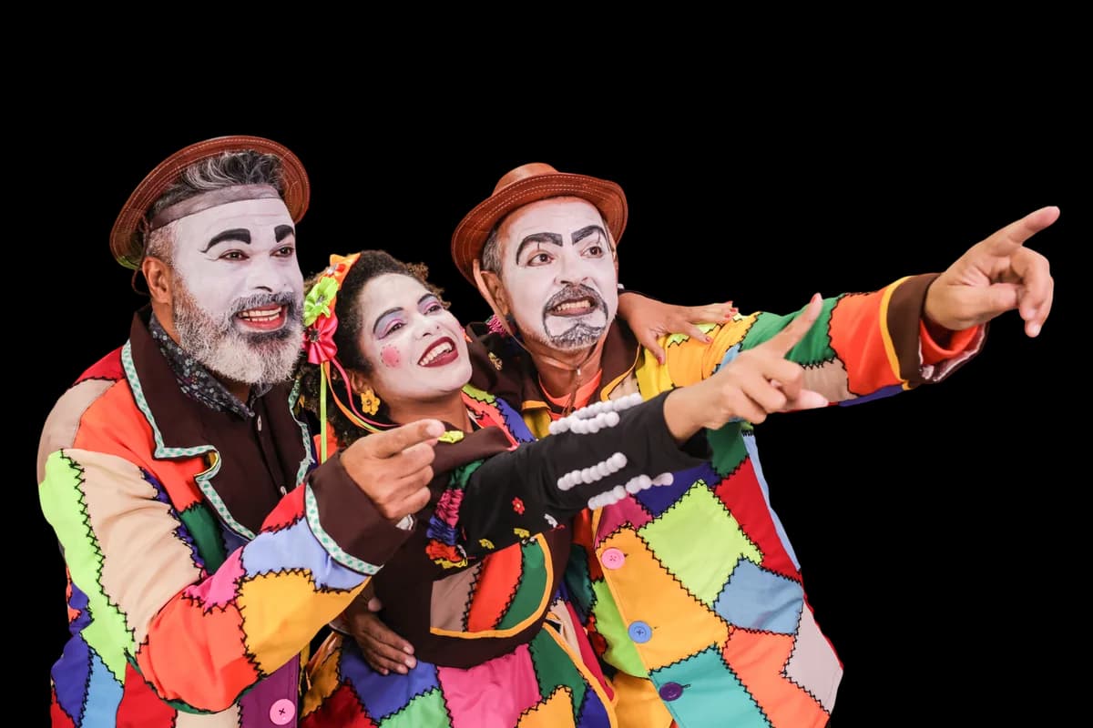 Artistas da ConsuArte apontando para você